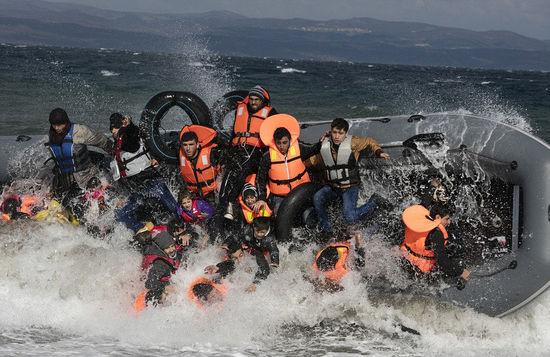 Los cruceros estadounidenses chocaron y se hundieron en el agua. Cuatro turistas desaparecidos no llevaban chalecos salvavidas.